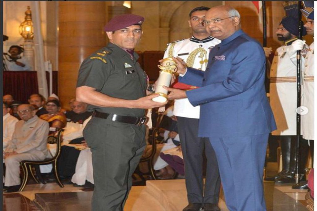 Cricketer Ms Dhoni With Indian President Ram Nath Kovind